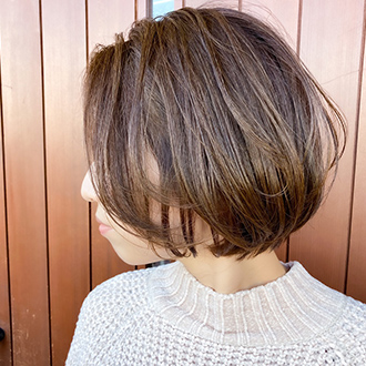 ボブヘアの女性の横顔