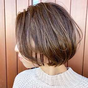 ボブヘアの女性の横顔